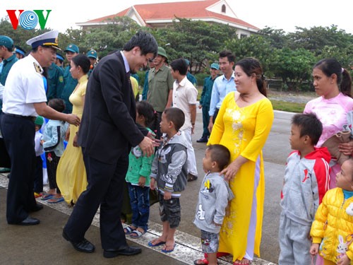 Une délégation de la Radio La Voix du Vietnam en visite sur Truong Sa Lon - ảnh 1